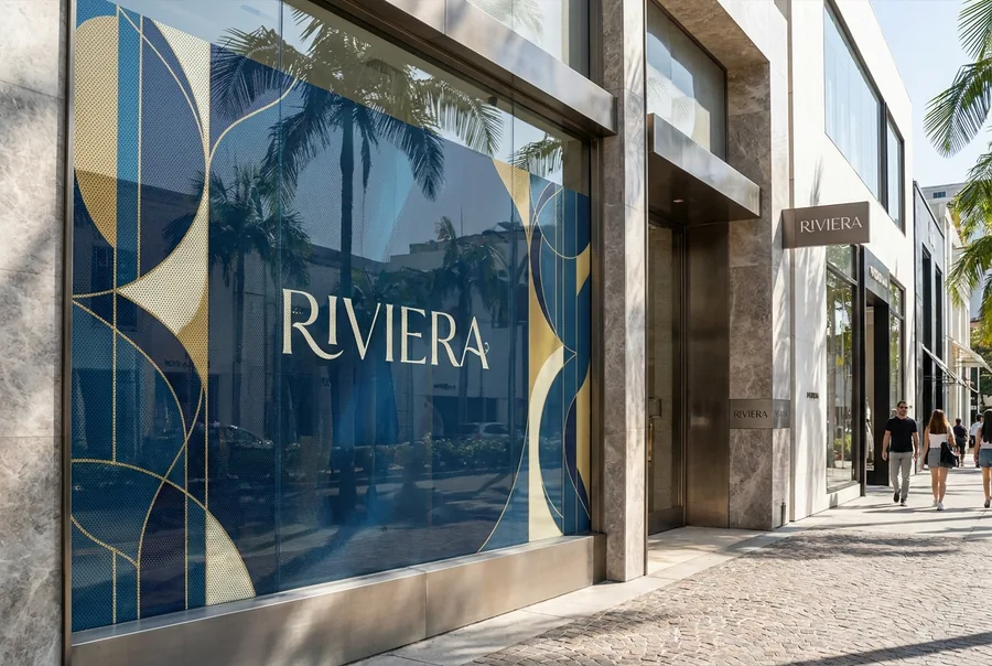 Aparador comercial en Playa del Carmen con película microperforada para publicidad exterior